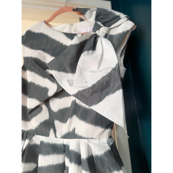 $3290 New Carolina Herrera Ice Grey and White Zebra Silk Bow Runway Dress - Picture 2 of 7